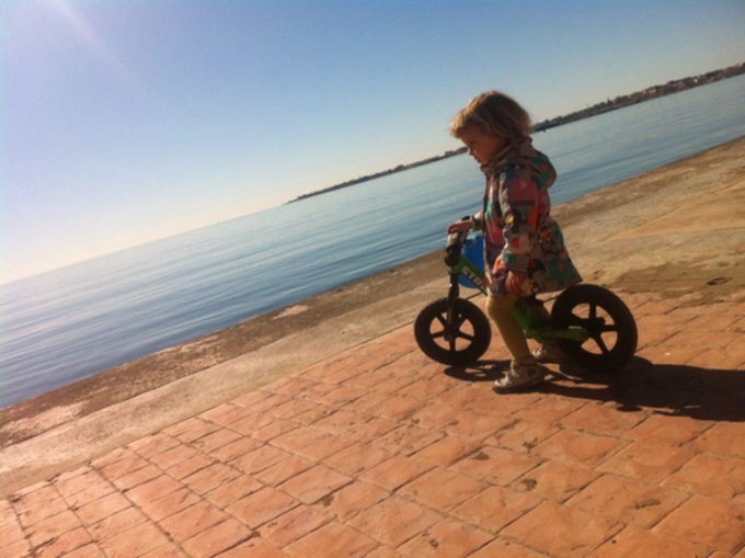 Беговел - незаменимая вещь для обучения ребенка катанию на велосипеде