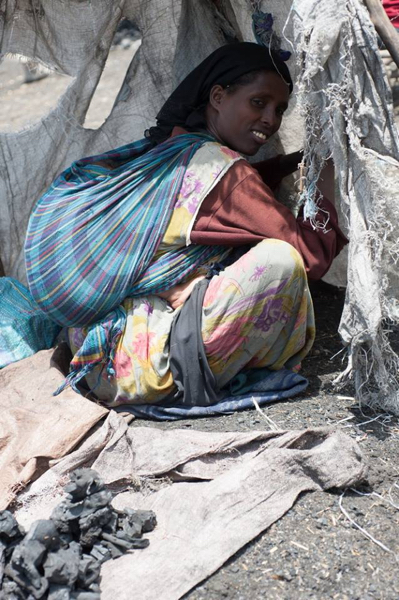 Ношение детей за спиной. Эфиопия, Африка. Ребенок укрыт за спиной
