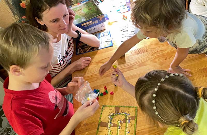 Настольные игры с детьми 5-6 лет: как с помощью игр готовить ребенка к школе